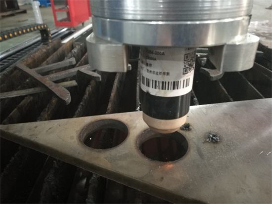 2018 Plazmová nerezová ocel 1300 * 2500mm CNC řezací stroj na kov