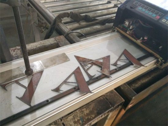 Čína Jiaxin kovový řezací stroj pro ocel / železo / plazma ostrý stroj / cnc plazmové řezání stroj cena